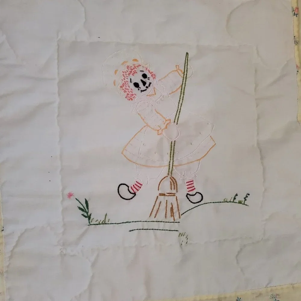 VTG‎ Raggedy Ann Yellow Floral Quilt Coverlet Baby Blanket Girl W Pillow 47 X 47